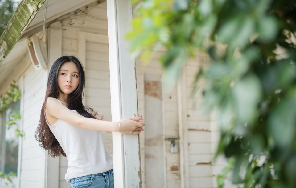 “主公有令，前益州牧刘璋，虽然在任期间，尸位素餐，滋生民怨，但念其乃汉室宗亲，削去其益州牧之职，保留其爵位，令到之日，随骠骑卫返回洛阳，出任尚书令一职，另，前益州守将张任忠肝义胆，忠勇有加，擢升为荡寇将军，领益州兵马，辅佐少主，保卫益州。”说完，雄阔海从一名骠骑卫手中接过一枚将印，扭头看向众人：“谁是张任，上前接印！”